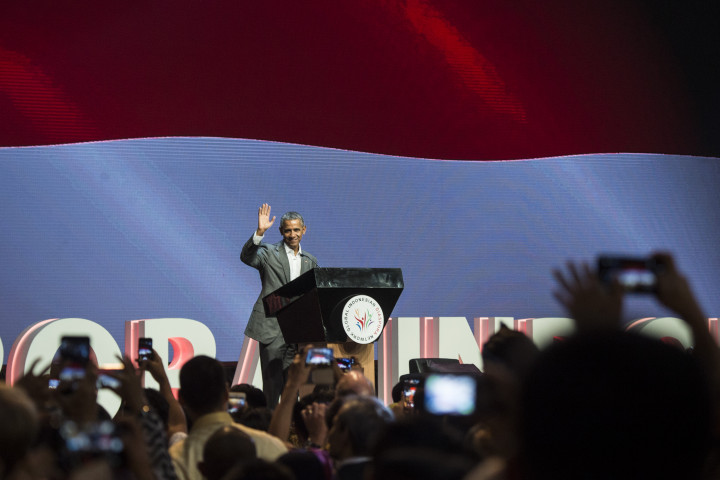 Semula panitia melarang hadirin merekam pidato Obama dalam bentuk apa pun. Tetapi bagaimana mungkin mencegah antusiasme mereka?