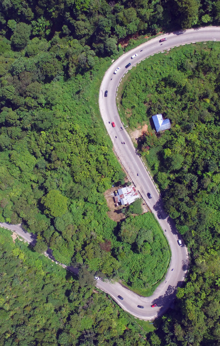 Rangkaian kendaraan arus balik melintasi Jalan Raya Padang- Jambi, Panorama, Padang, yang membelah hutan lindung. Hari ini adalah puncak arus balik yang melintas di Jalur Lintas Sumatera (Jalinsum) menuju Jambi dan Jawa. ANTARA FOTO/Iggoy el Fitra
