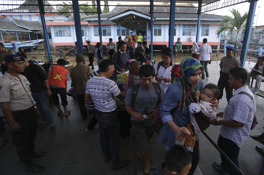 Penumpang arus balik menuju kapal cepat Palembang-Bangka di pelabuhan Boom Baru, Palembang. Volume pemudik yang akan menyebrang diperkirakan mencapai puncaknya pada Minggu esok (2/7/2017). ANTARA FOTO/Nova Wahyudi
