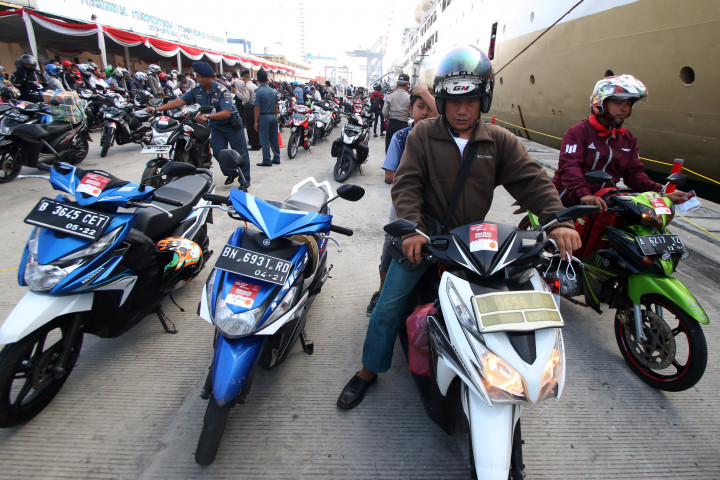 Pemudik menaiki motornya seusai turun dari KM Dobonsolo setibanya di Pelabuhan Tanjung Priok, Jakarta. Sebanyak 900 sepeda motor hampir 2 ribu penumpang tiba di pelabuhan tersebut saat puncak arus balik lebaran 2017. ANTARA FOTO/Rivan Awal Lingga