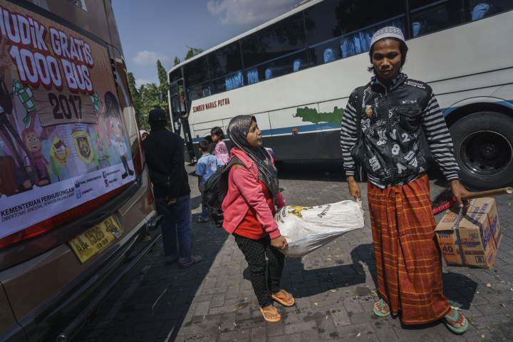 Warga peserta mudik gratis Kementerian Perhubungan mengusung barang masuk ke bagasi bus di Terminal Giwangan, Yogyakarta. Tahun ini jumlah warga peserta program mudik gratis lebih banyak dibanding sebelumnya. ANTARA FOTO/Hendra Nurdiyansyah