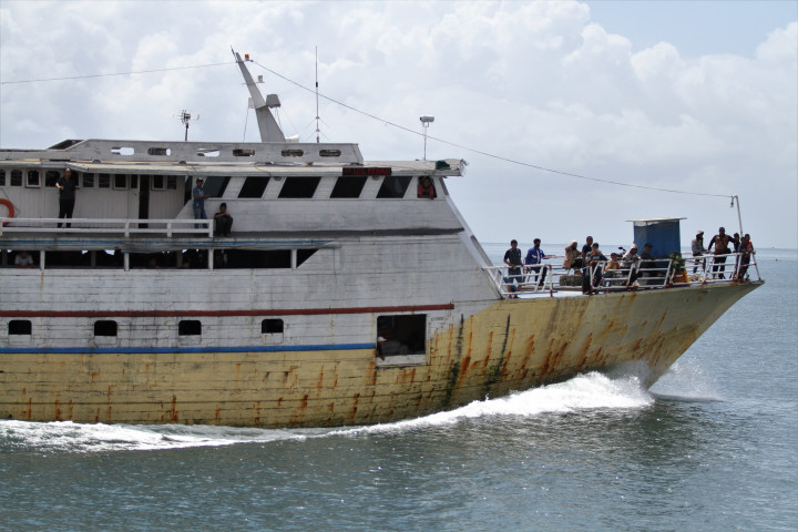 Sarat penumpang arus balik, KM Agil Permai melintasi teluk Kendari dari Menui Kepulauan, Sulawesi Tengah, ke Kendari, Sulawesi Tenggara. Puncaknya akan terjadi Minggu esok. ANTARA FOTO/Jojon