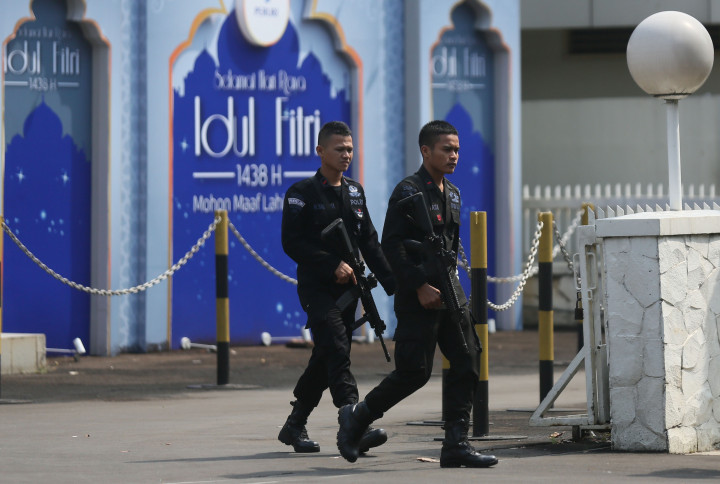 Sistem buddy mengharuskan setiap polisi selalu bersama polisi lain. Ini langkah antisipasi bila terjadi aksi serangan terorisme seperti yang sudah beberapa kali terjadi. MI/RAMDANI