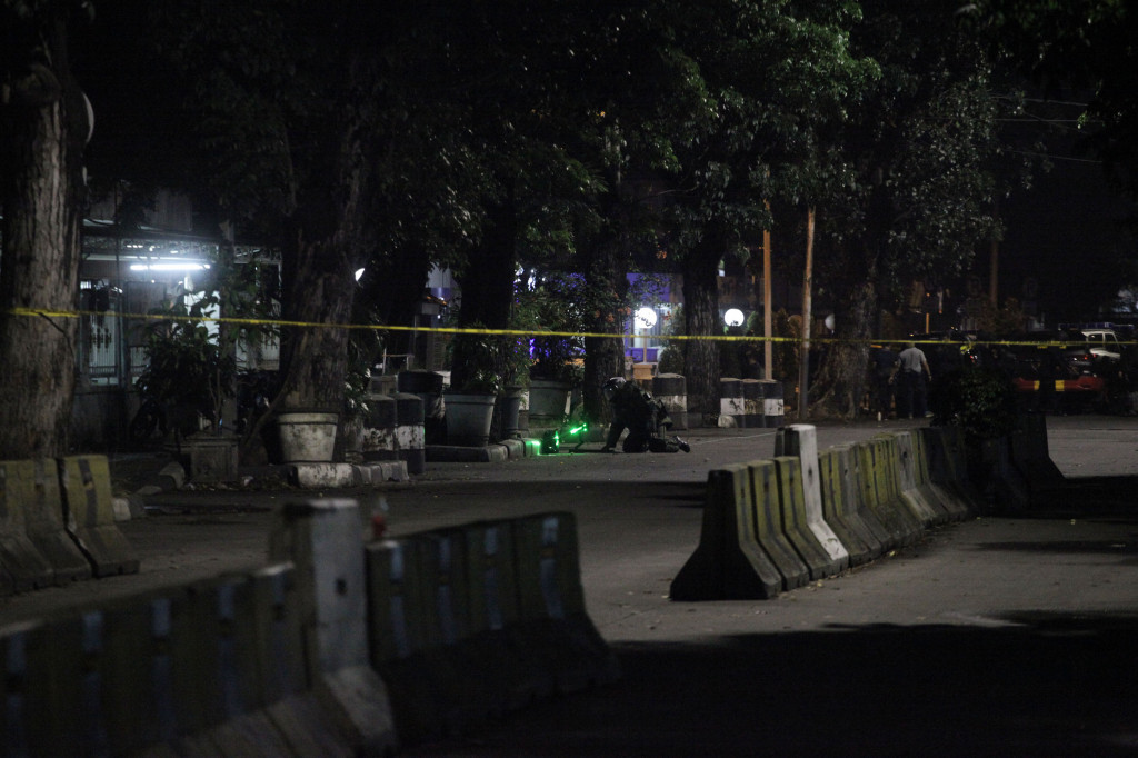 Seorang anggota Gegana memeriksa tas mencurigakan di lokasi penikaman dua Brimob di Blok M, Jakarta, Jumat (1/7/2017). Kasus di seberang Mabes Polri itu bukan penyerangan pertama yang menyasar polisi. MI/Arya Manggala