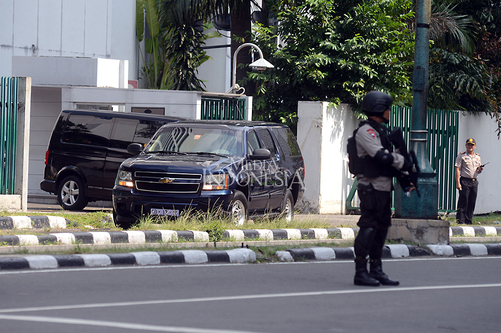 Rombongan yang membawa Obama dan keluarga meninggalkan Hotel Mandarin Oriental untuk menuju Bandara Halim Perdanakusuma.