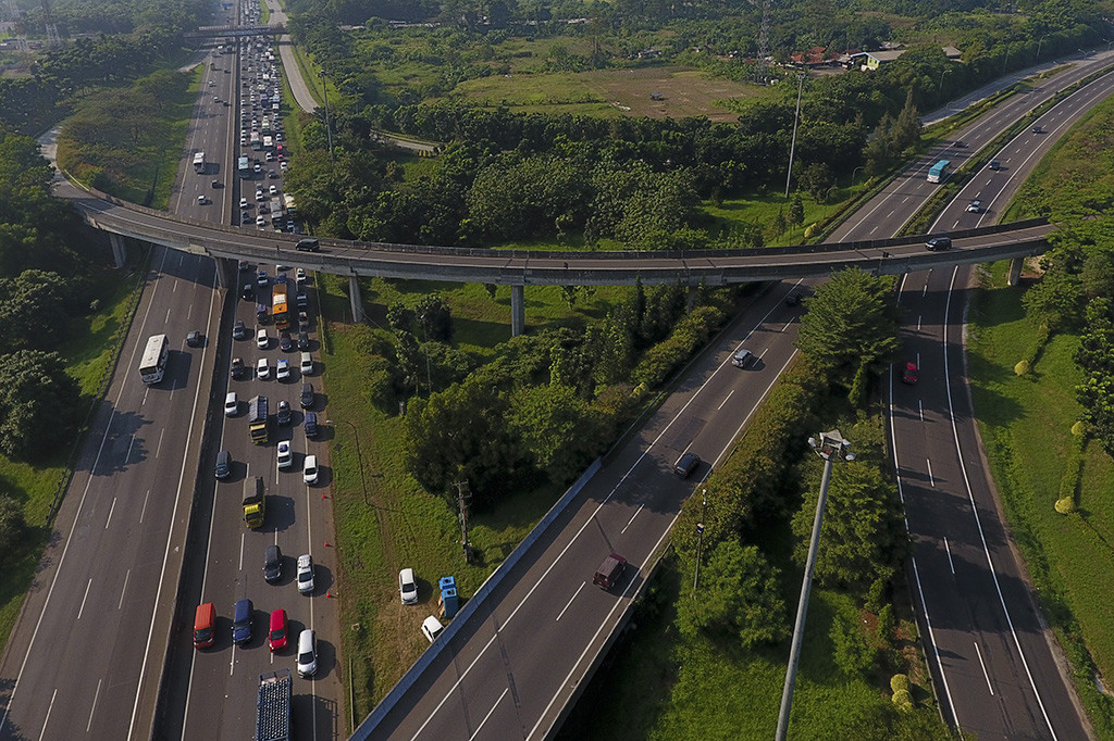 PT Jasa Marga (Persero) Tbk memberlakukan rekayasa lalu lintas berupa contra flow di Jalan Tol Jakarta-Cikampek.