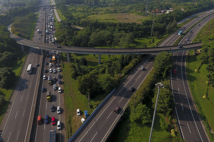 PT Jasa Marga (Persero) Tbk memberlakukan rekayasa lalu lintas berupa contra flow di Jalan Tol Jakarta-Cikampek.