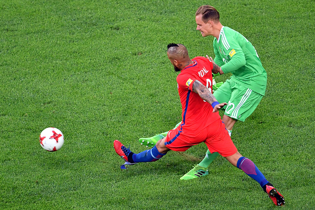 Chile mengancam di lima menit pertama lewat sepakan Arturo Vidal, tapi bisa dihalau Marc-Andre ter Stegen. 