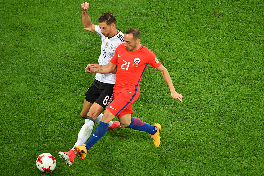 Jerman malah memetik keunggulan di menit ke-20 lewat kesalahan fatal Chile. Marcelo Diaz yang bermain-main dengan bola di pertahanan sendiri kehilangan penguasaan.