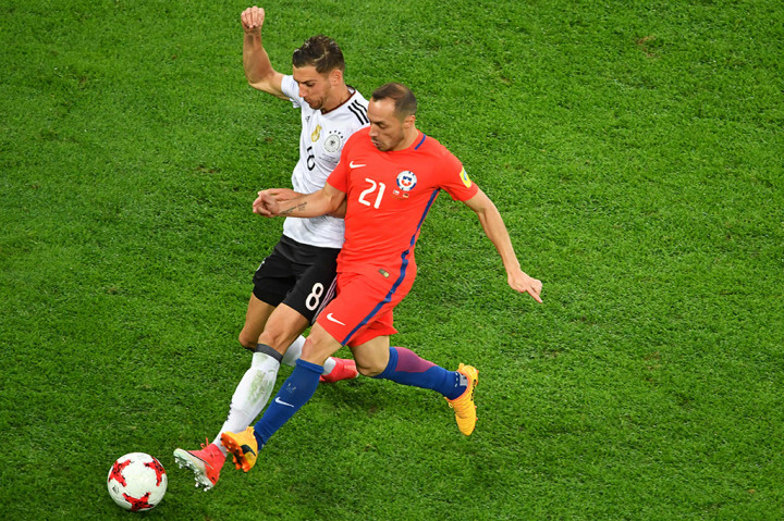 Jerman malah memetik keunggulan di menit ke-20 lewat kesalahan fatal Chile. Marcelo Diaz yang bermain-main dengan bola di pertahanan sendiri kehilangan penguasaan.