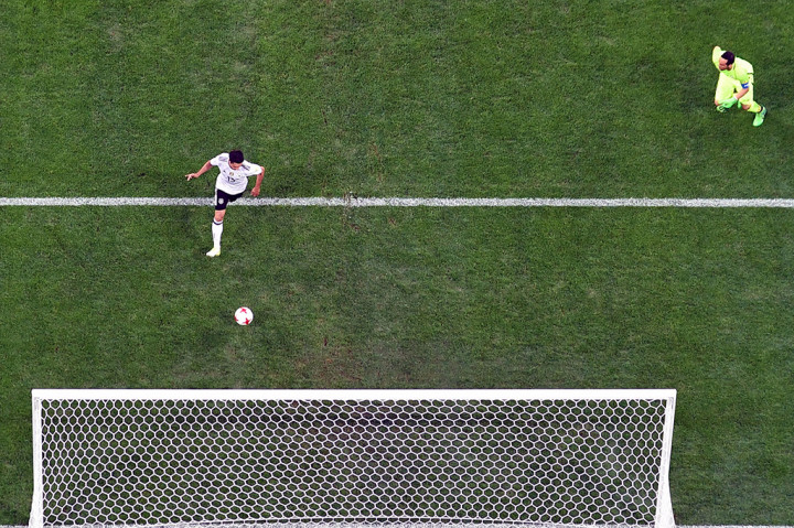 Bola diserobot Timo Werner yang kemudian mengoper ke Lars Stindl. Stindl dengan leluasa memasukkan bola ke dalam gawang kosong yang ditinggalkan Claudio Bravo saat mencoba memblok umpan Werner.