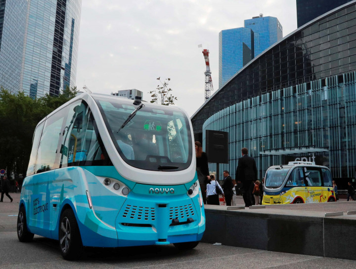 Bus dilengkapi sensor yang memungkinkannya melokalisasi posisi dan mendeteksi hambatan di jalan bahkan membaca rambu lalu lintas. Maka walau tanpa sopir, bus mampu memberi peringatan kepada kendaraan lain dan penyeberang jalan. 