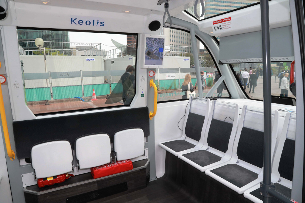 Interiornya sederhana & fungsional khas shuttle bus. Daya tampungnya hanya untuk belasan orang penumpang. 