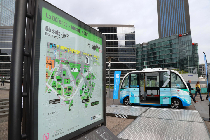 Rute bus kecil ini sebagai shuttle antara gedung perkantoran di kawasan bisnis Paris. Untuk sekali pengisian penuh baterenya, bus bernama NAVAH ARMA ini bisa beroperasi penuh hingga 13 jam non stop.