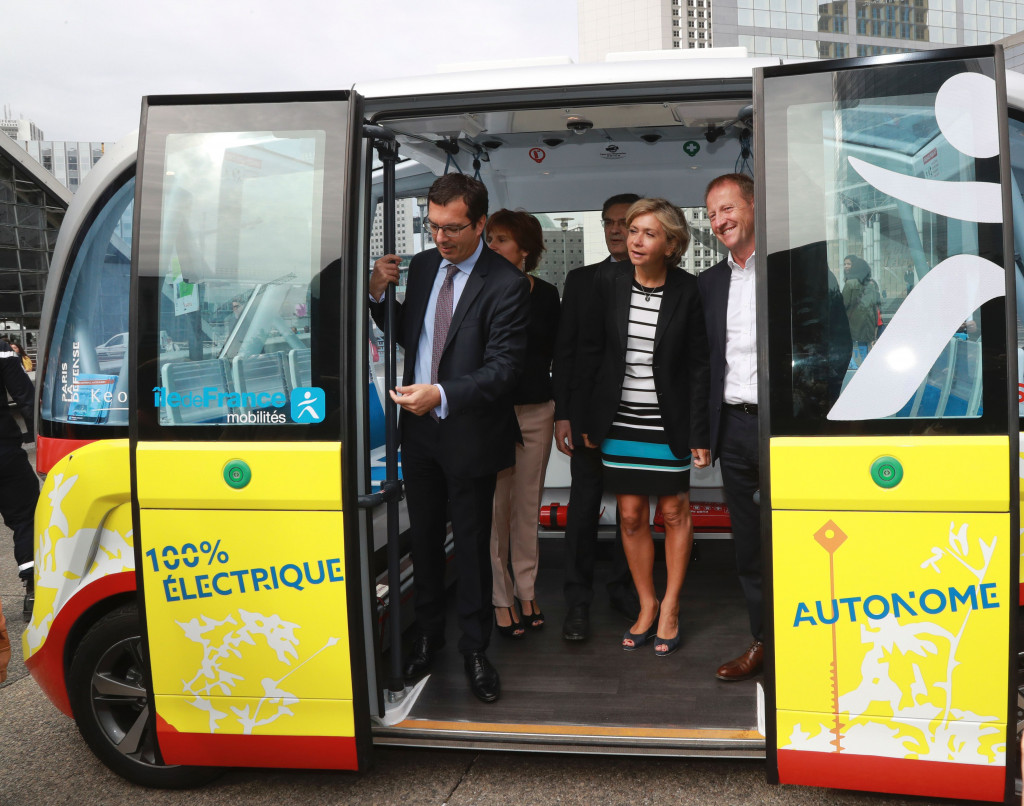 Penumpang dapat berkomunikasi dengan bus melalui layar sentuh. Data mengenai rute, pemberhentian selanjutnya dan kondisi jalan disampaikan melalui layar tersebut. 