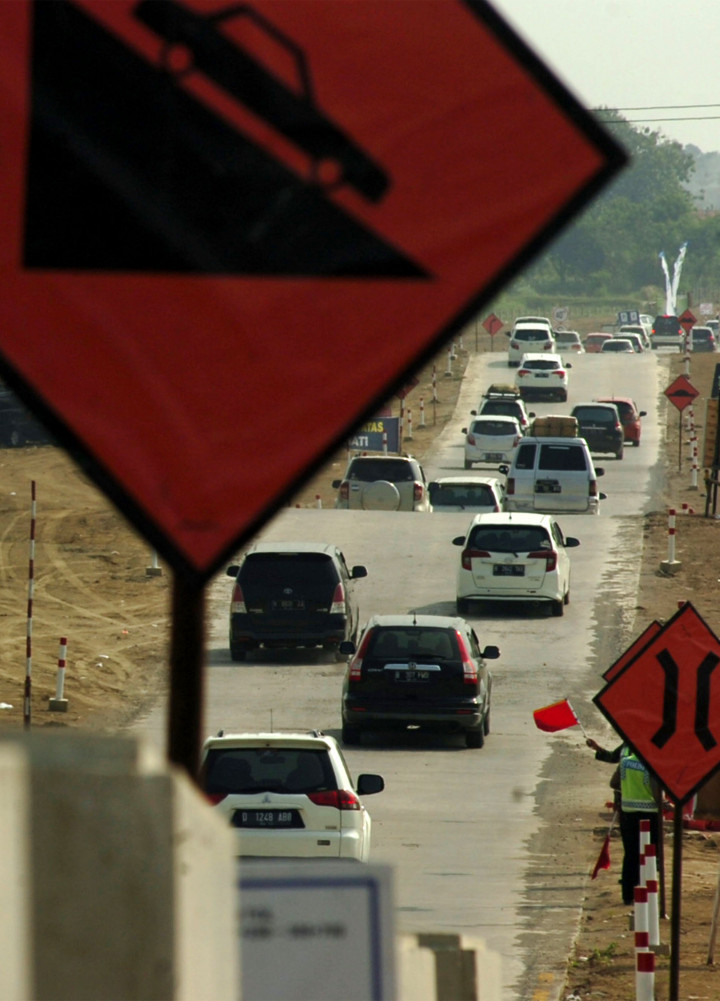 Rambu peringatan kepada para pengemudi. Ketika dibuka kondisi jalur tol fungsional masih bergelombang, berdebu, minim penerangan dan banyak batu-batuan lepas. 