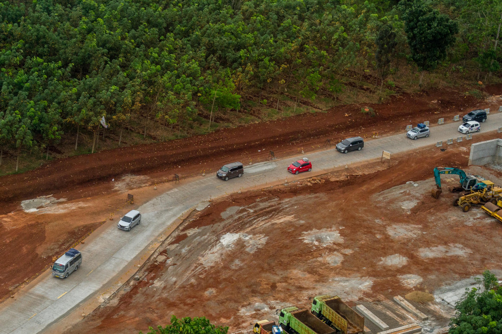 Foto udara dari helikopter Basarnas, Jumat (23/6/2017), menunjukkan kondisi jalan tol Brebes-Batang di Batang, Jawa Tengah, sangat menuntut pengemudi berhati-hari. Kecepatan laju kendaraan dibatasi hanya 40 kilometer/jam. ANTARA FOTO/Aji Styawan
