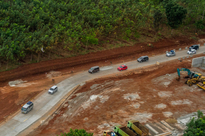 Foto udara dari helikopter Basarnas, Jumat (23/6/2017), menunjukkan kondisi jalan tol Brebes-Batang di Batang, Jawa Tengah, sangat menuntut pengemudi berhati-hari. Kecepatan laju kendaraan dibatasi hanya 40 kilometer/jam. ANTARA FOTO/Aji Styawan
