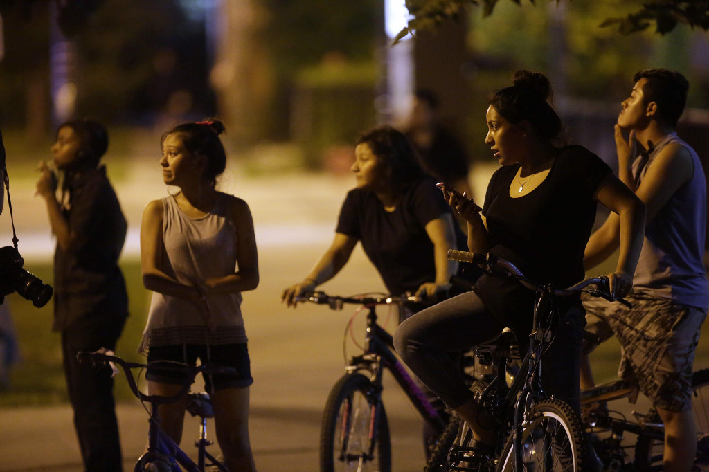 Penembakan terjadi di sebuah kota kecil. Warga sekitar yang resah, menonton olah TKP yang sedang berlangsung. 