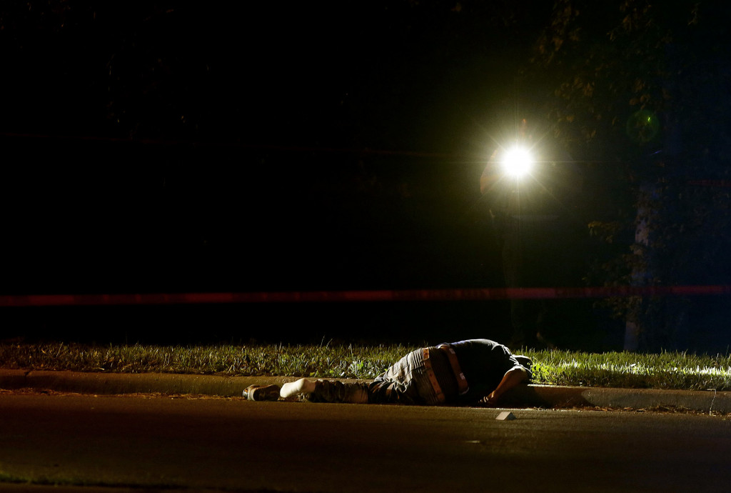 Media massa lokal melaporkan korban tewas ada enam dan belasan lainnya luka-luka. 