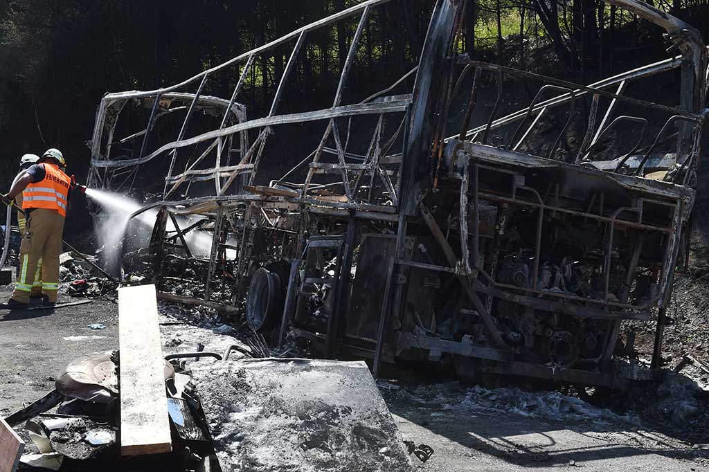 18 orang tewas, sementara 30 cedera -beberapa luka berat- dalam kecelakaan yang terjadi sekitar pukul 07.00 (12.00 WIB) di dekat kota Stammbach, sekitar 90 kilometer timur laut Nuremberg.