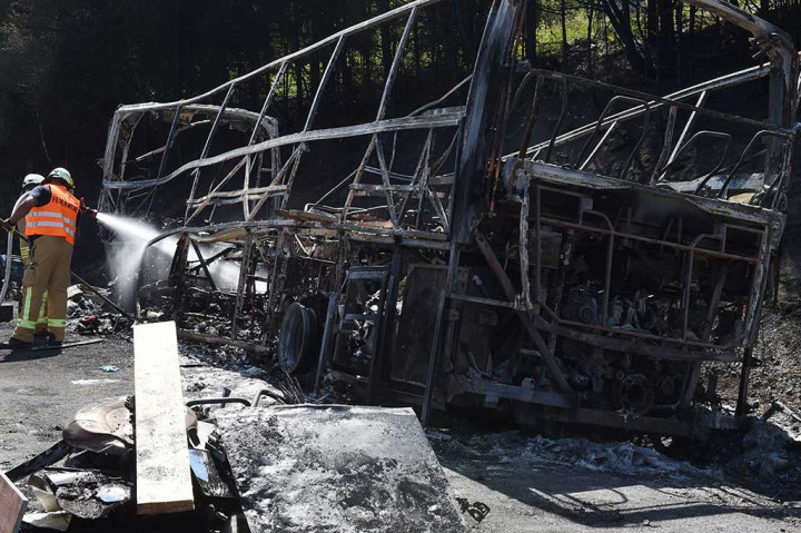 18 orang tewas, sementara 30 cedera -beberapa luka berat- dalam kecelakaan yang terjadi sekitar pukul 07.00 (12.00 WIB) di dekat kota Stammbach, sekitar 90 kilometer timur laut Nuremberg.