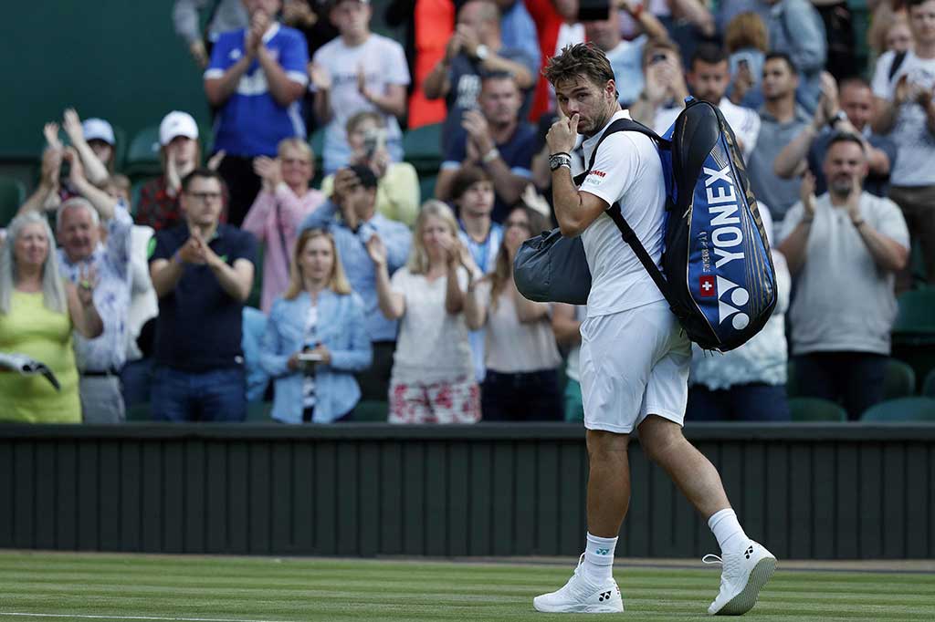 Stan Wawrinka harus angkat koper di babak pertama Wimbledon setelah dikalahkan petenis Rusia Daniil Medvedev 6-4, 3-6, 6-4, 6-1, Senin (3/7/2017) waktu setempat.