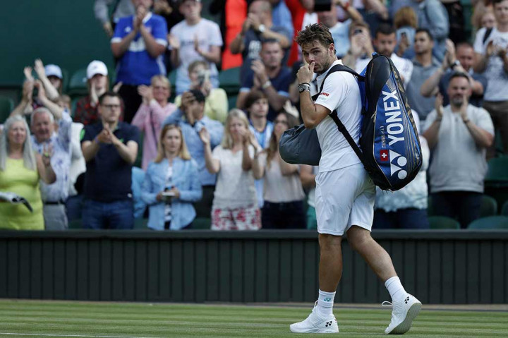 Stan Wawrinka harus angkat koper di babak pertama Wimbledon setelah dikalahkan petenis Rusia Daniil Medvedev 6-4, 3-6, 6-4, 6-1, Senin (3/7/2017) waktu setempat.