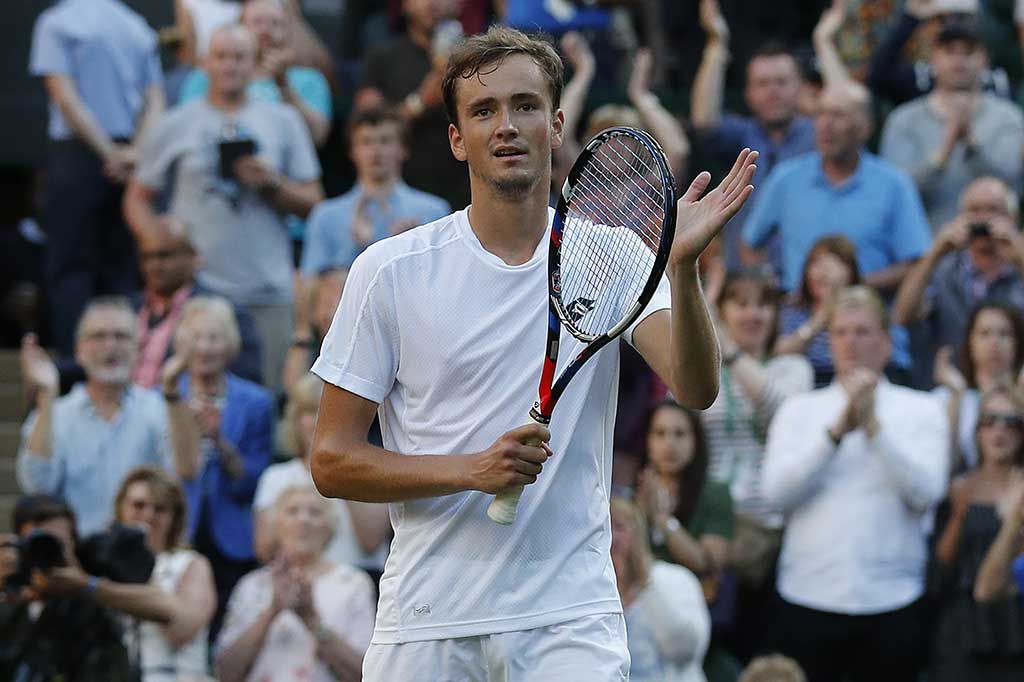 Sementara bagi petenis peringkat 49 dunia Medvedev ini merupakan kemenangan pertama di tingkat Grand Slam. Dia selanjutnya akan menghadapi petenis Belgia Ruben Bemelmans, untuk merebut satu tiket di babak 32 besar.