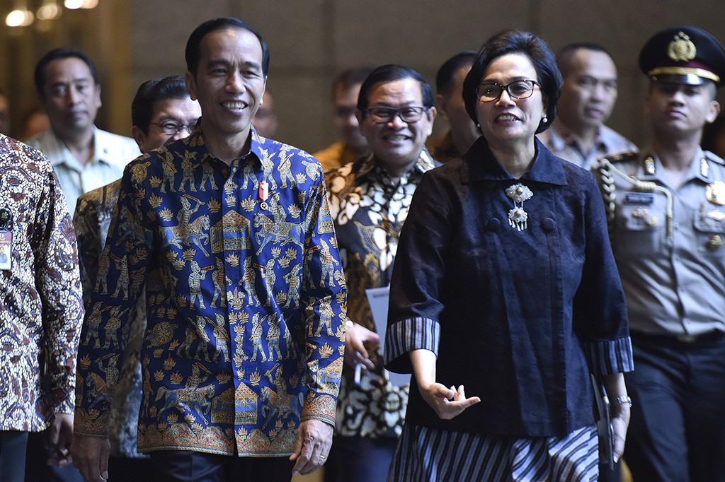 Dalam kunjungannya ke BEI, Jokowi didampingi Menteri Keuangan Sri Mulyani, Gubernur Bank Indonesia Agus Martowardjojo, Ketua Otoritas Jasa Keuangan (OJK) Muliaman Hadad, Direktur utama PT BEI Ito Warsito serta Sekretaris Kabinet Pramono Anung.