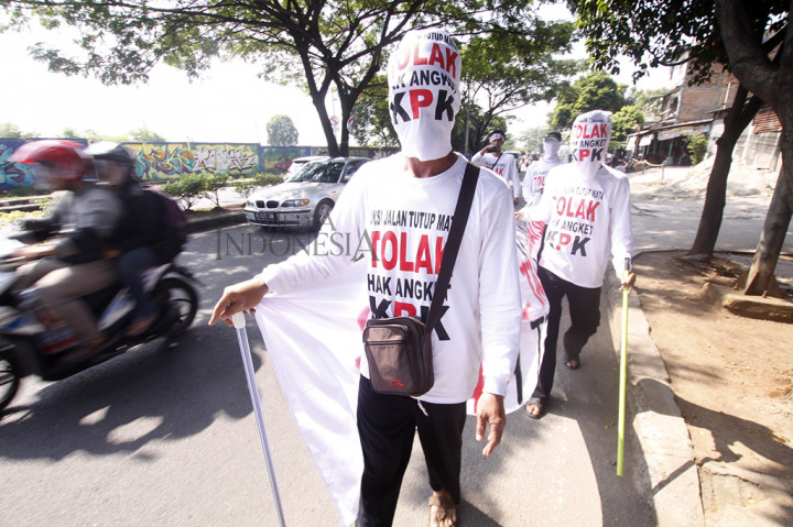 Pengunjukrasa dari Aliansi Masyarakat Jawa Barat (Asma Jabar) melakukan aksi jalan tutup mata dikawasan Juanda, Depok, Jawa Barat, Selasa (4/7). 