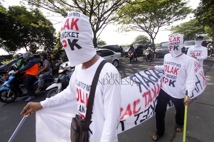 Aksi tersbut dilakukan sebagai bentuk perlawanan masyarakat yang menutup matanya,sebagian kecil Anggota DPR Terhadap pemberantsan korupsi yang ada di indonesia.