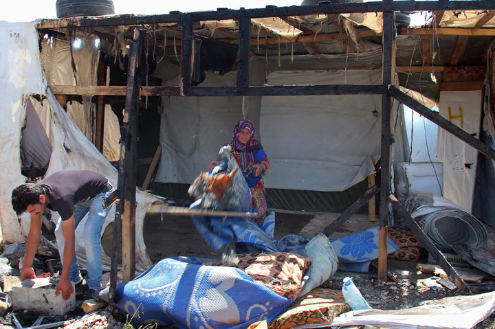 Tidak disebutkan lebih detail mengenai identitas korban. Penyebab kebakaran itu sendiri diakibatkan oleh gangguan listrik.