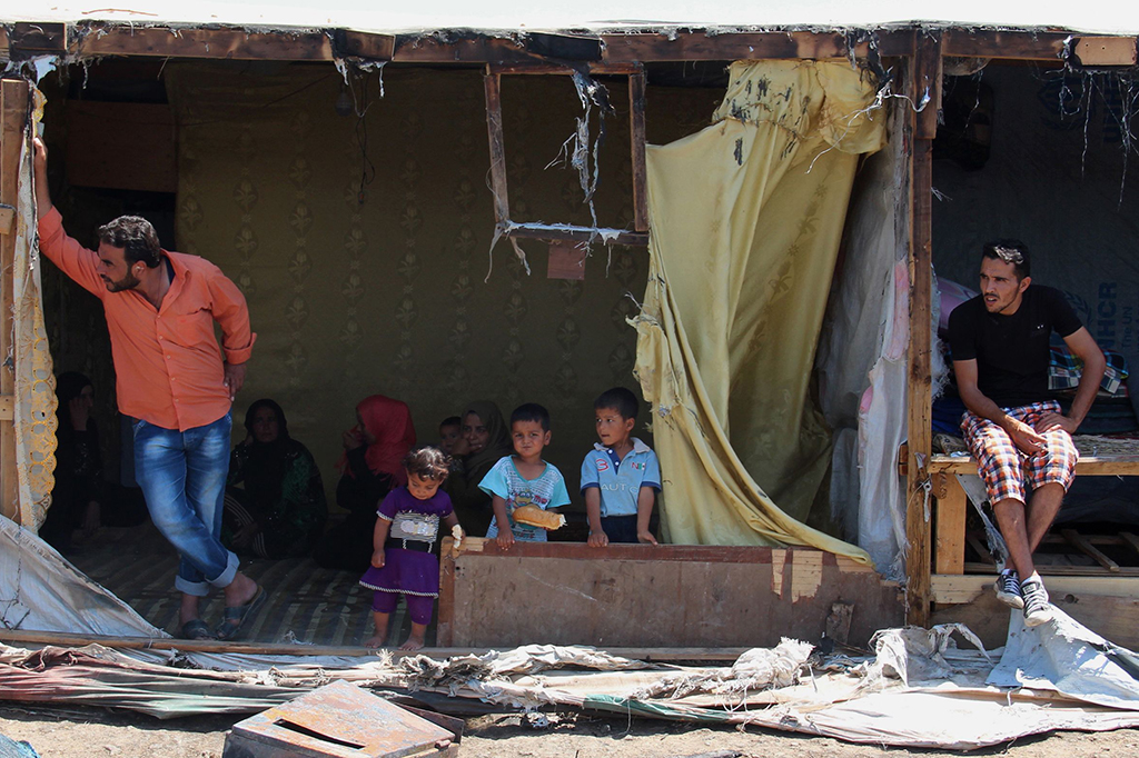 Lebanon saat ini menampung setidaknya satu juta pengungsi Suriah yang terdaftar. Meskipun pemerintah Lebanon menyatakan bahwa total ada sekitar 1,5 juta pengungsi Suriah di negeri itu. Banyak dari mereka yang tinggal di dalam tenda-tenda pemukiman. 