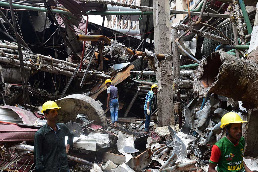 Sedikitnya 10 orang tewas dan puluhan lainnya luka-luka akibat ledakan ketel pabrik garmen milik Multifabs Limited di Gazipur, pinggiran Dhaka, Senin (3/7/2017).