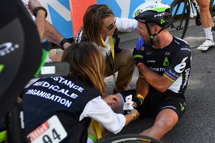 Pembalap sepeda Britania Mark Cavendish harus tersingkir lebih awal dari Tour de France karena patah tulang selangka setelah terjatuh pada tahap keempat, Selasa (4/7/2017) waktu setempat.