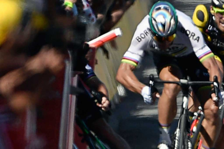 Cavendish jatuh dengan keras menyusul tubrukan dengan juara dunia Peter Sagan (Slovakia) menjelang garis finis.