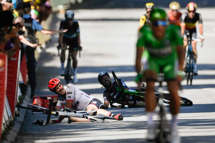 Cavendish (32) kehilangan keseimbangan karena tertubruk Sagan di dekat finis pada jalur sepanjang 207,5 kilometer dari Mondorf-les-Bains, Luxemburg. Sagan didiskualifikasi dari Tour oleh juri balapan.