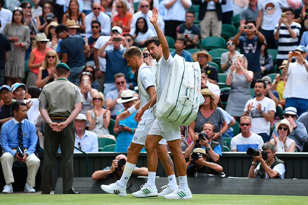Petenis Serbia Novak Djokovic melangkah mudah ke babak kedua turnamen Wimbledon setelah lawannya Martin Klizan tidak melanjutkan pertandingan karena cedera.