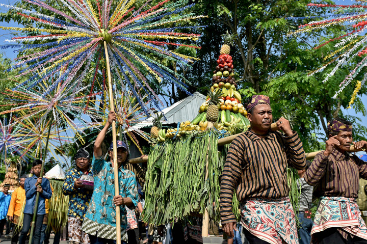 Acara ini juga sebagai perwujudan rasa syukur kepada Tuhan atas karunia dan keselamatan yang telah diberikan. Setelah diarak nanti gunungan buah akan diperebutkan warga. Warga yakin dengan menikmati sesaji ini akan mendapat berkah kebahagiaan.