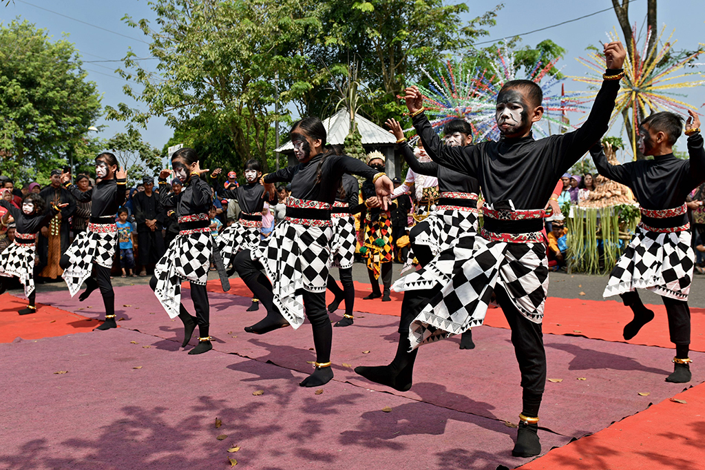 Sejumlah penari memperagakan tarian Wanara pada kegiatan tradisi Sesaji Rewanda di Gunungpati, Semarang. Sesaji Rewanda merupakan salah satu atraksi seni budaya unggulan di kota ini.