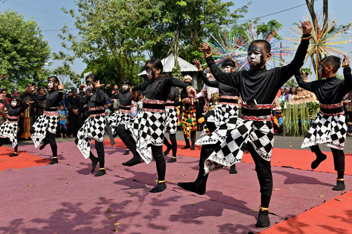 Sejumlah penari memperagakan tarian Wanara pada kegiatan tradisi Sesaji Rewanda di Gunungpati, Semarang. Sesaji Rewanda merupakan salah satu atraksi seni budaya unggulan di kota ini.