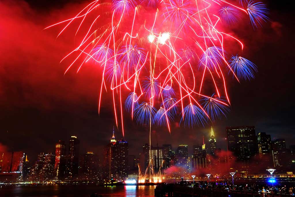 Warna-warni kembang api menghiasi langit Queens, saat peringatan Hari Kemerdekaan AS yang ke-241. AFP/Eduardo Munoz Alvarez