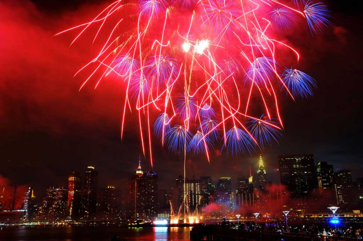 Warna-warni kembang api menghiasi langit Queens, saat peringatan Hari Kemerdekaan AS yang ke-241. AFP/Eduardo Munoz Alvarez