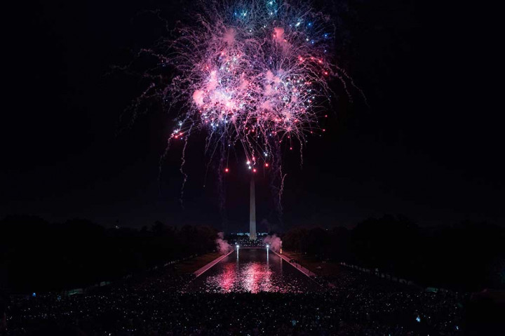 Ribuan warga melihat pesta kembang api di Washington, DC. AS merdeka dari Inggris setelah Perang Revolusi pada 4 Juli 1776. AFP/Brendan Smialowski