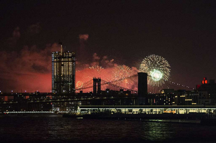 Pemandangan indah juta terlihat di atas wilayah East River, South Brooklyn, New York City. AFP/Alex Wroblewski
