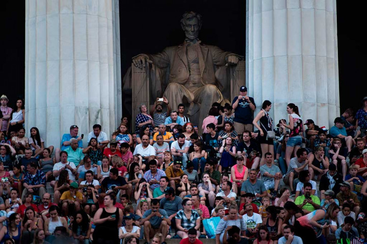 Warga antusias menyaksikan pesta kembang api di Lincoln Memorial, Washington, DC. AFP/Brendan Smialowski