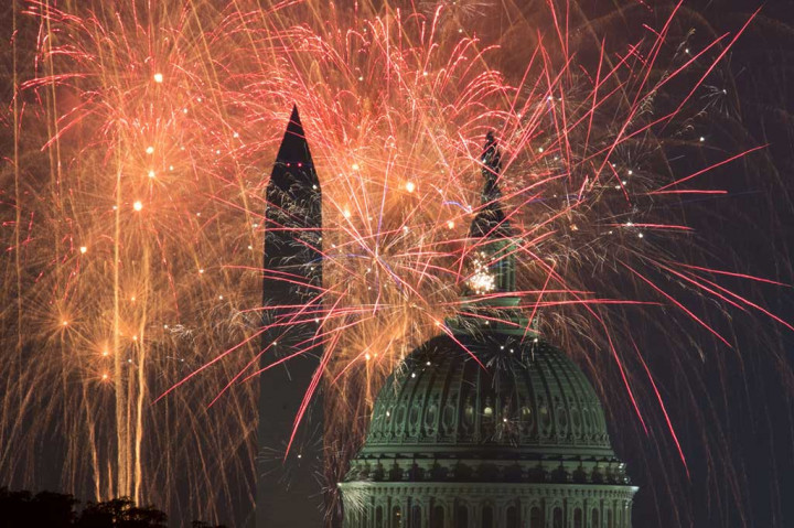 Pesta kembang api juga menghiasi langit National Mall dan US Capitol. AFP/Paul J Richards
