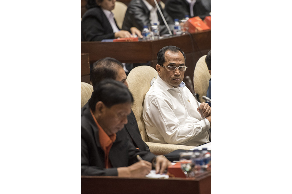 Mentri Perhubungan Budi Karya Sumadi menghadiri rapat kerja dengan komisi V DPR di kompleks Parlemen, Senayan, Jakarta, Rabu (5/7). 