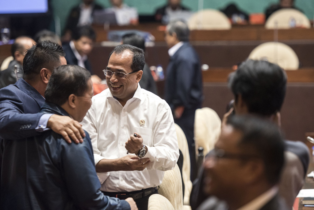 Menteri Perhubungan (Menhub) Budi Karya Sumadi menyoroti beberapa titik yang padat saat arus mudik tahun ini. Titik tersebut di antaranya ialah Nagreg, yang kerap kali padat sehingga perlu diberlakukan satu arah.